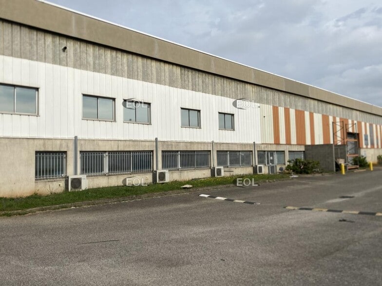 Industrial in Chassieu to rent - Building Photo - Image 2 of 15