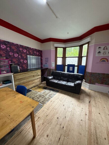 5 St Pauls Sq, Burton On Trent for sale - Interior Photo - Image 2 of 5