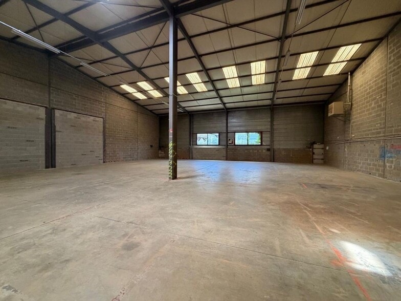 Light Industrial in Saint-Priest to rent - Interior Photo - Image 3 of 10