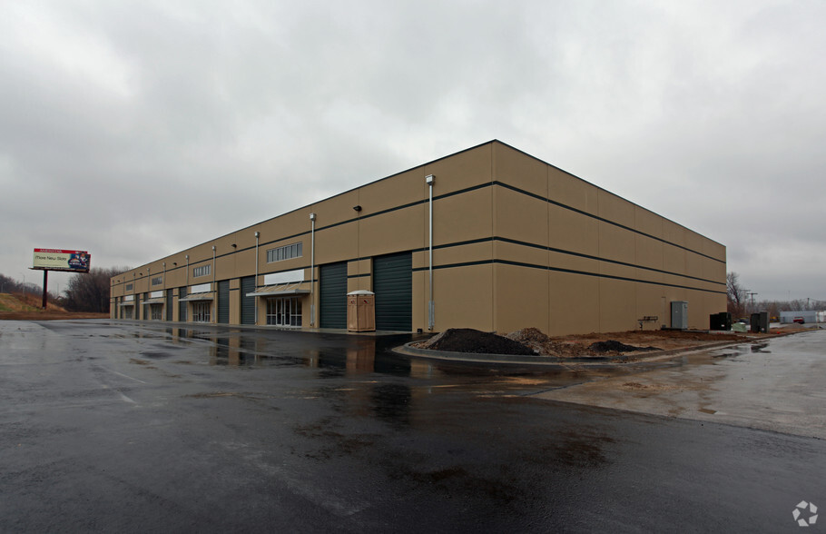 2610 NE Industrial Dr, North Kansas City, MO for rent - Building Photo - Image 3 of 7