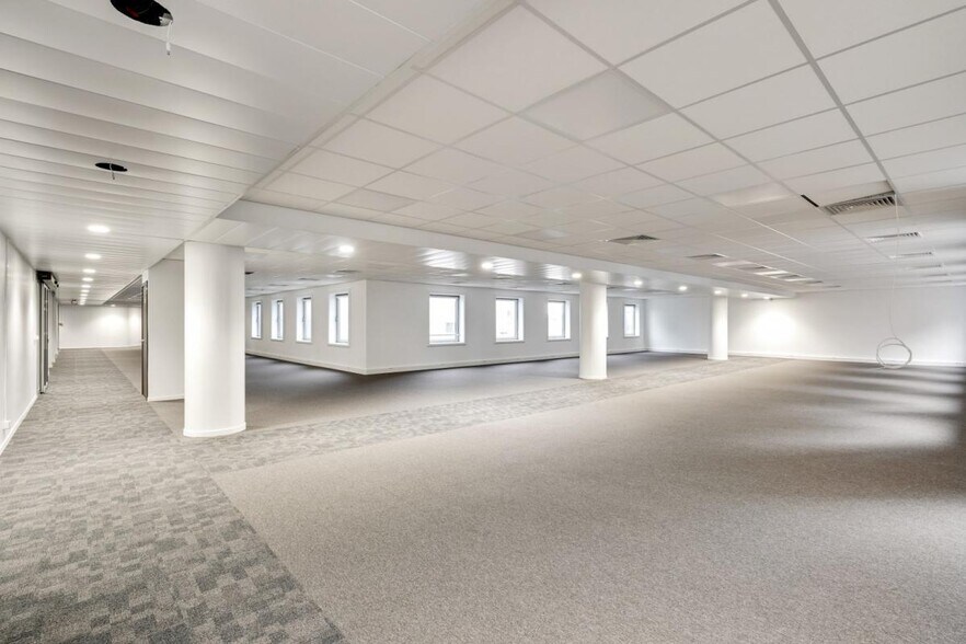 2 Place Des Vosges, Courbevoie to rent - Building Photo - Image 2 of 19