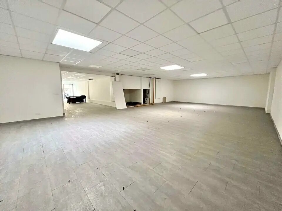 Location Commerce 170 m² - Photo 1