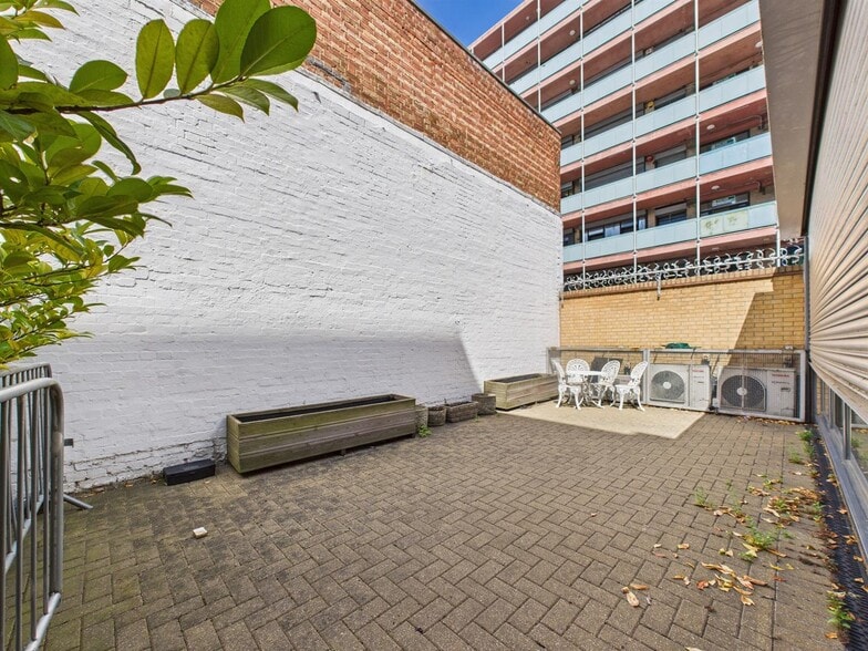 Sheep Ln, London to rent - Building Photo - Image 3 of 10