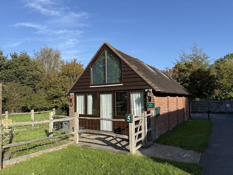 Units 1a & 1b Danworth Farm, Cuckfield Rd, Hurstpierpoint to rent - Building Photo - Image 2 of 14