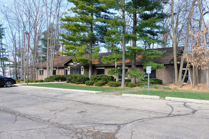 23705 Industrial Park Dr, Farmington Hills, MI for sale - Building Photo - Image 1 of 1