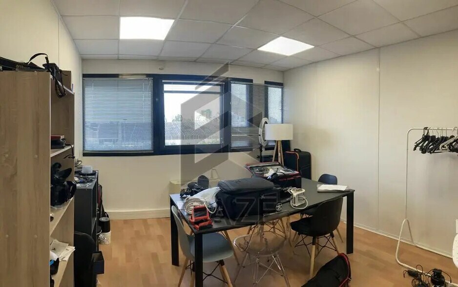 Office in Canéjan to rent - Interior Photo - Image 2 of 3