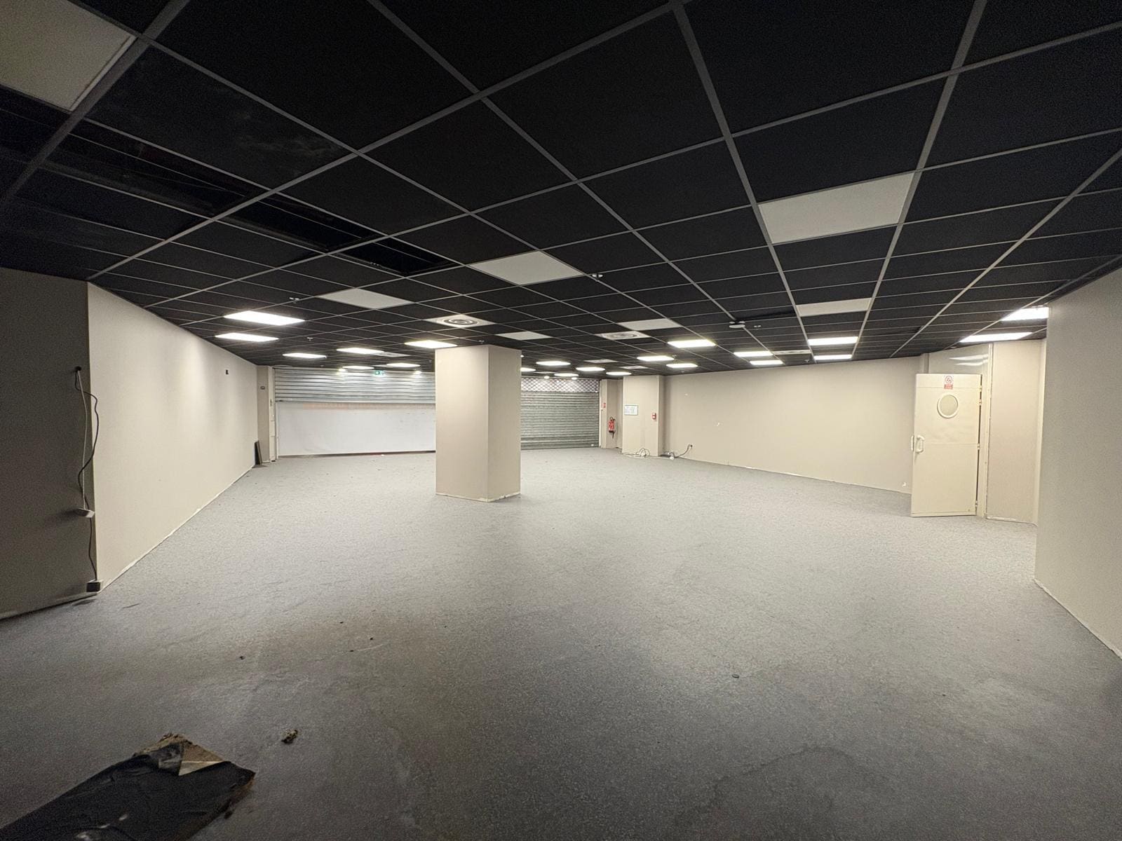 Retail in Paris to rent Interior Photo- Image 1 of 5