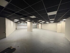 Retail in Paris to rent Interior Photo- Image 1 of 5