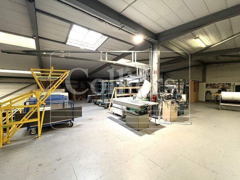 Light Industrial in Marseille to rent - Interior Photo - Image 3 of 11