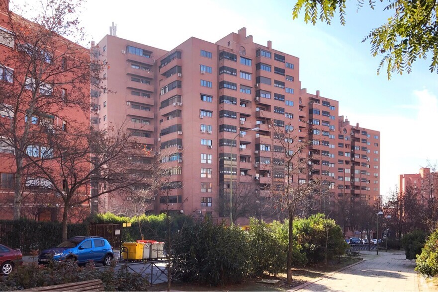 Avenida Pablo Neruda, 63, Madrid, Madrid for rent - Primary Photo - Image 1 of 2