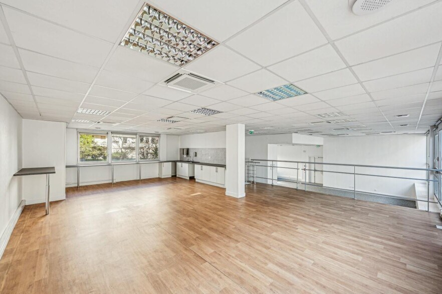 3 Rue Albert De Vatimesnil, Levallois-Perret to rent - Interior Photo - Image 2 of 8