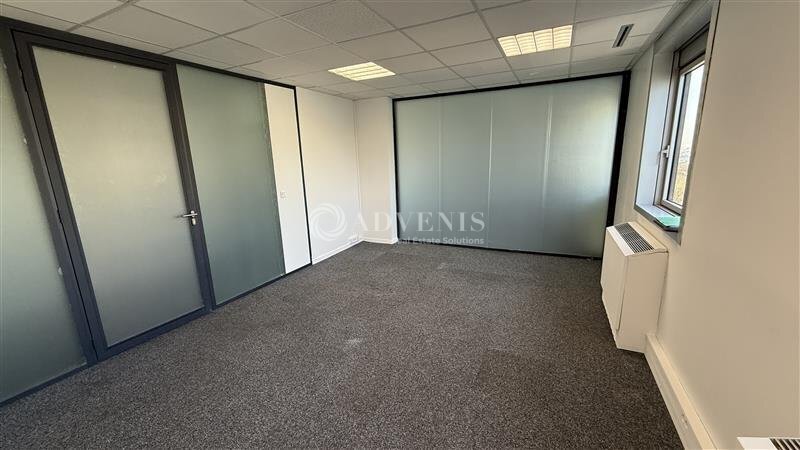 Office in Noisy-le-Grand to rent - Interior Photo - Image 2 of 7