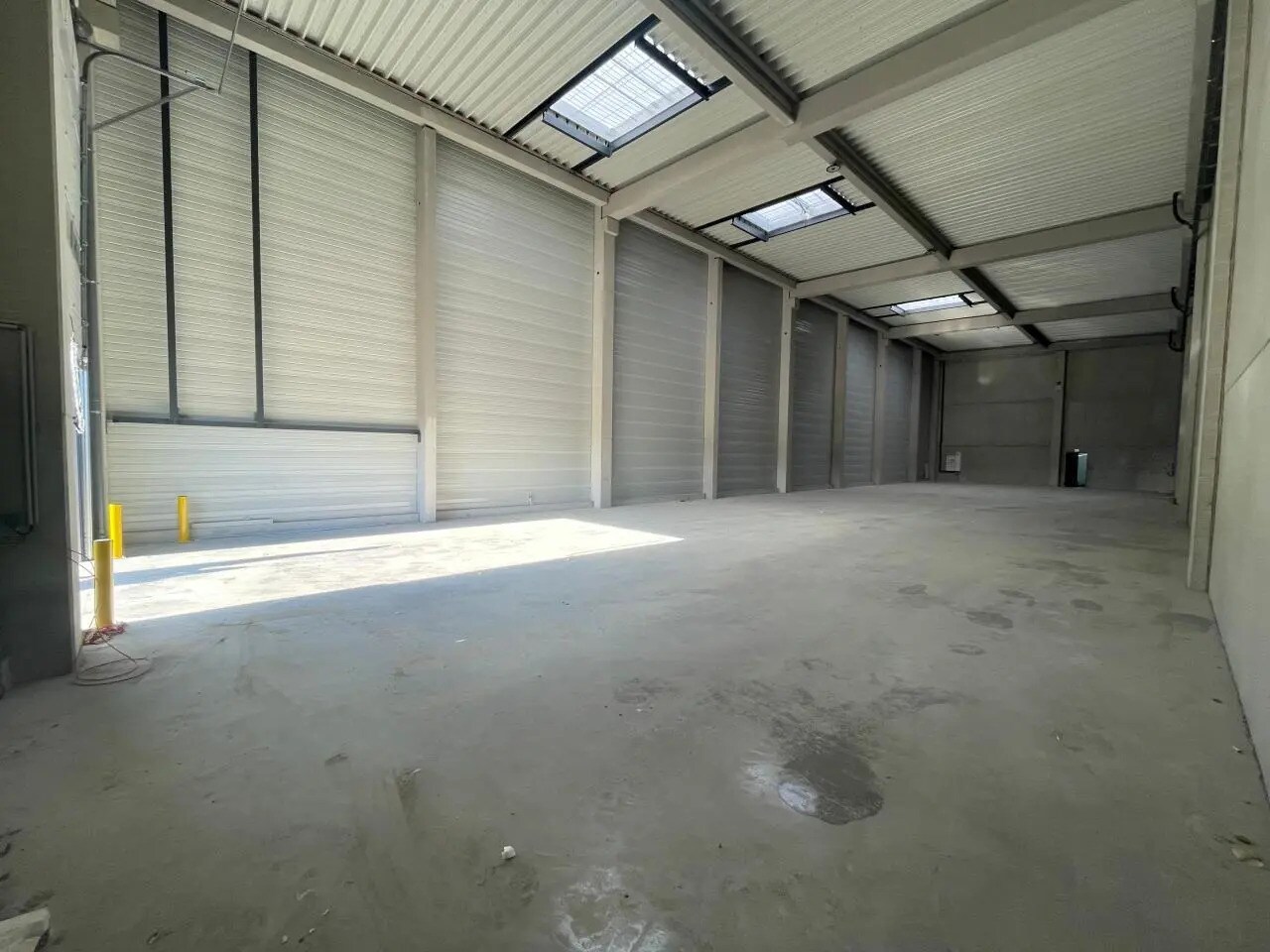 Light Industrial in Frépillon to rent Interior Photo- Image 1 of 10