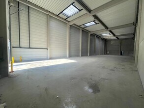 Light Industrial in Frépillon to rent Interior Photo- Image 1 of 10