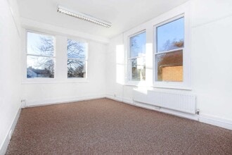 4 Chase Side, Enfield to rent Interior Photo- Image 2 of 4