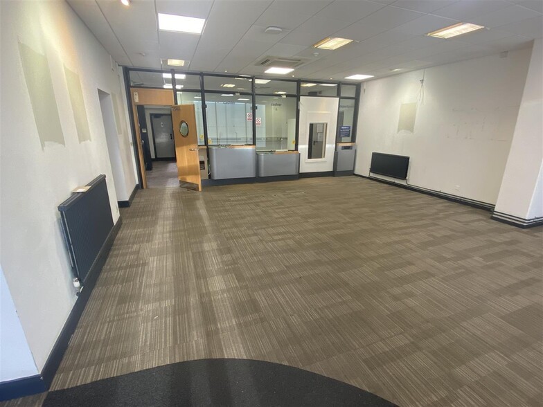 11-13 The Broadway, Loughton to rent - Building Photo - Image 2 of 7