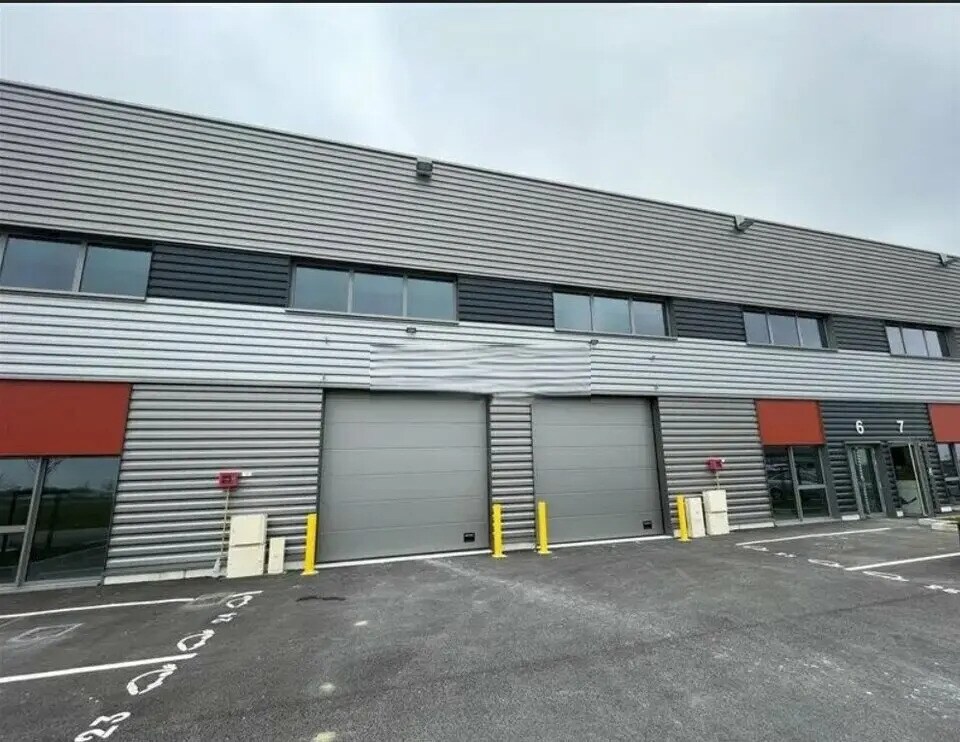 Light Industrial in Le Thillay to rent Building Photo- Image 1 of 6