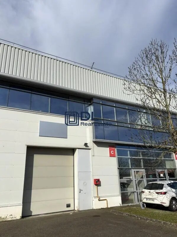 Industrial in Bois-d'Arcy to rent Primary Photo- Image 1 of 12