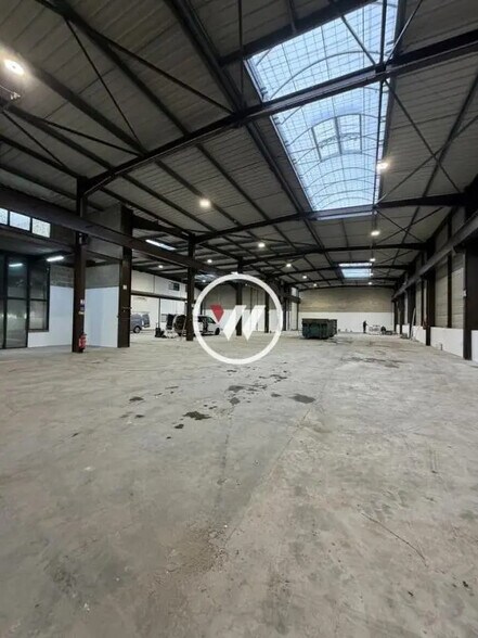 Light Industrial in Le Thillay to rent - Interior Photo - Image 1 of 9