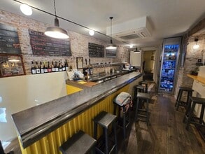 Retail in Barcelona, Barcelona to rent Interior Photo- Image 2 of 12