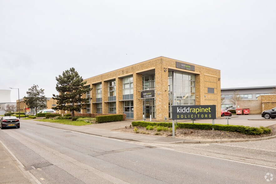 391 Edinburgh Ave, Slough to rent - Building Photo - Image 2 of 4