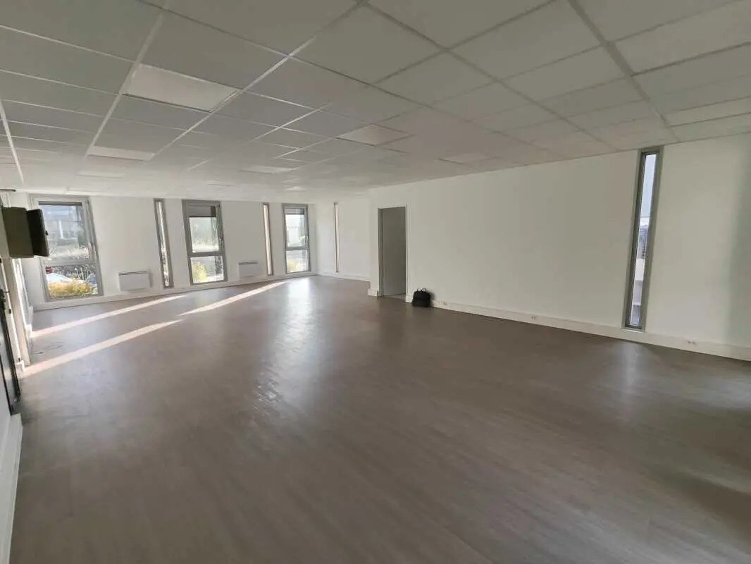 8 Rue Des Frères Caudron, Vélizy-Villacoublay, YVE 78140 - Unit 03 -  - Interior Photo - Image 2 of 2