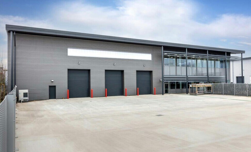 690 Stirling Rd, Slough to rent - Building Photo - Image 3 of 6