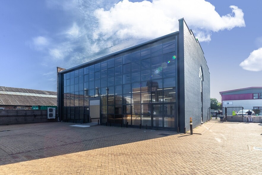 Oakcroft Rd, Chessington to rent - Building Photo - Image 2 of 3