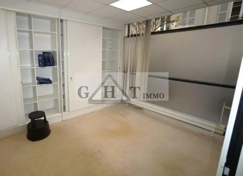 Retail in Vincennes for sale - Building Photo - Image 2 of 5