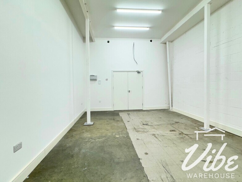 Grosvenor Way, London for sale - Interior Photo - Image 1 of 1