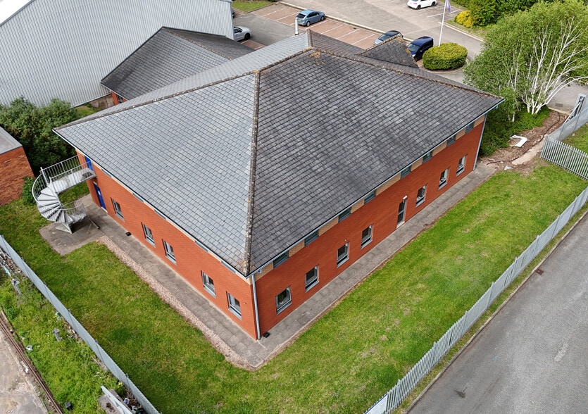 5 Hereward Rise, Halesowen to rent - Building Photo - Image 1 of 3