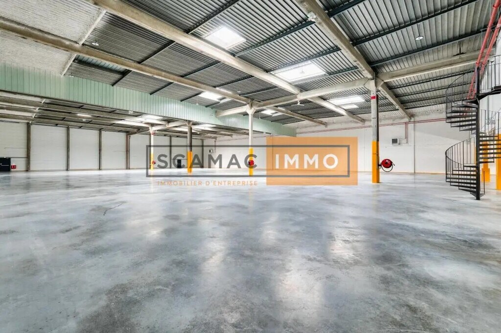 Location Entrepôt 2 750 m² - Photo 1