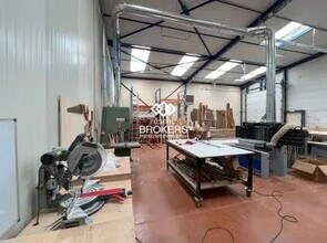 Office in Saint-Genis-Laval to rent Interior Photo- Image 2 of 2