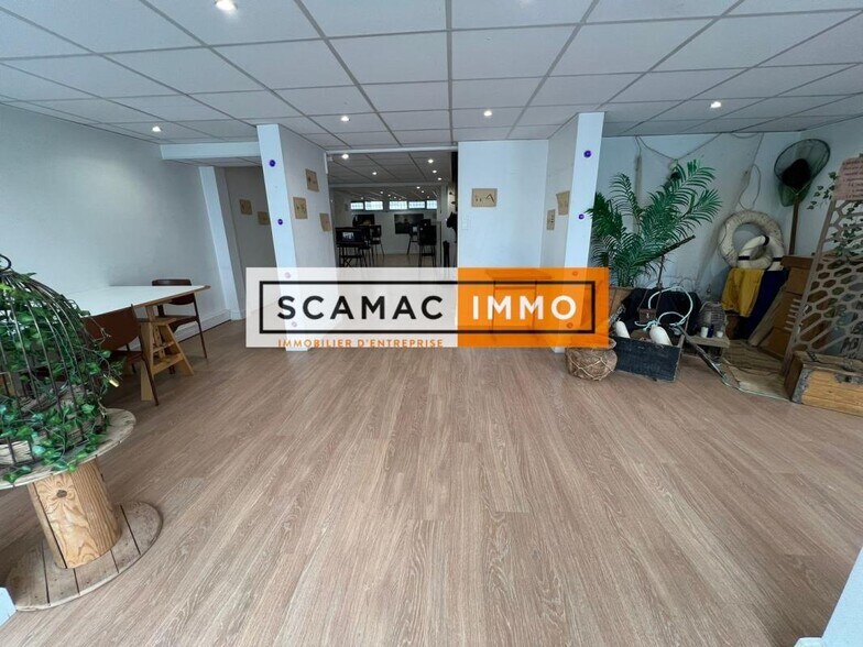 Retail in Montrouge to rent - Building Photo - Image 2 of 12