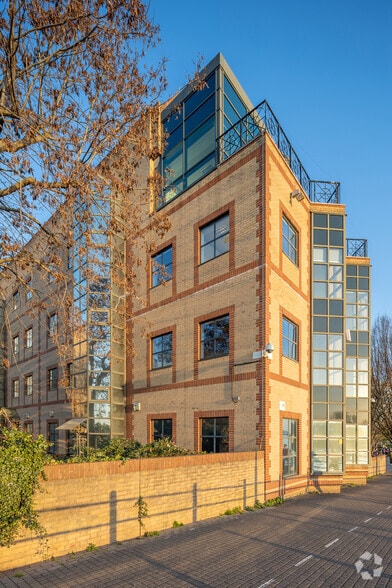 72 Chancellors Rd, London to rent - Building Photo - Image 3 of 4