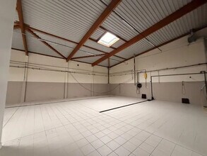 Light Industrial in Décines-Charpieu to rent Interior Photo- Image 2 of 5