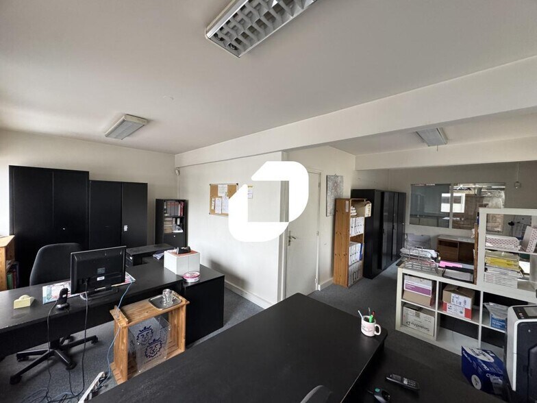Industrial in L Hay Les Roses to rent - Building Photo - Image 2 of 6