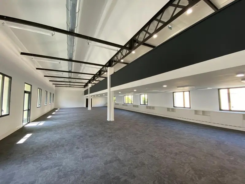 Office in Vénissieux to rent Building Photo- Image 1 of 10