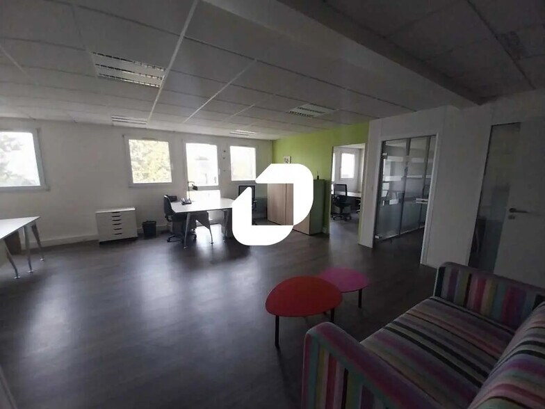 Office in Saint-Germain-en-Laye to rent - Interior Photo - Image 3 of 8