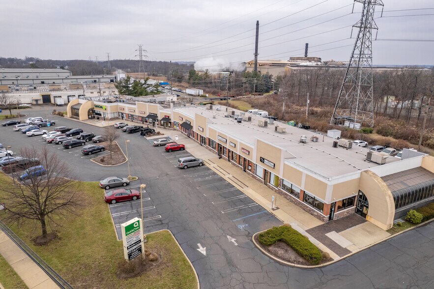 881 Main St, Sayreville, NJ for rent - Building Photo - Image 3 of 9