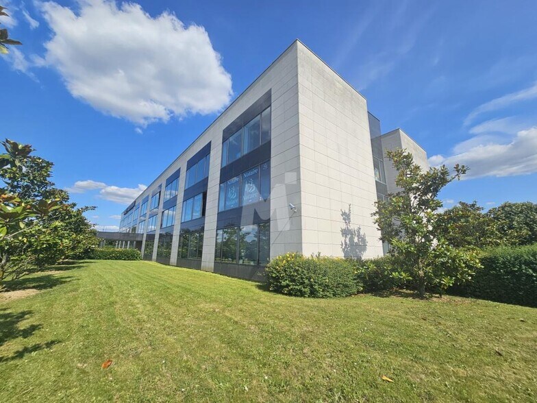 Office in Lieusaint to rent - Building Photo - Image 2 of 10