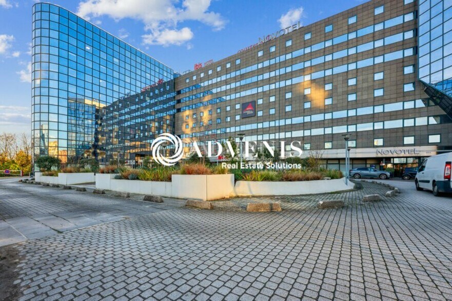 Office in Noisy-le-Grand to rent - Building Photo - Image 1 of 20