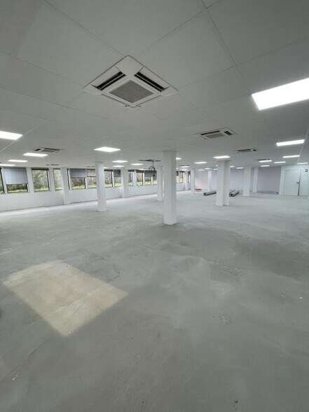 Retail in Malakoff to rent - Interior Photo - Image 1 of 12