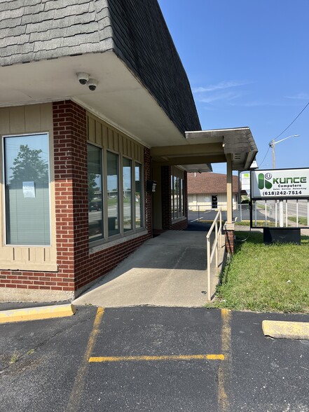 2409 Broadway St, Mount Vernon, IL for rent - Building Photo - Image 1 of 12