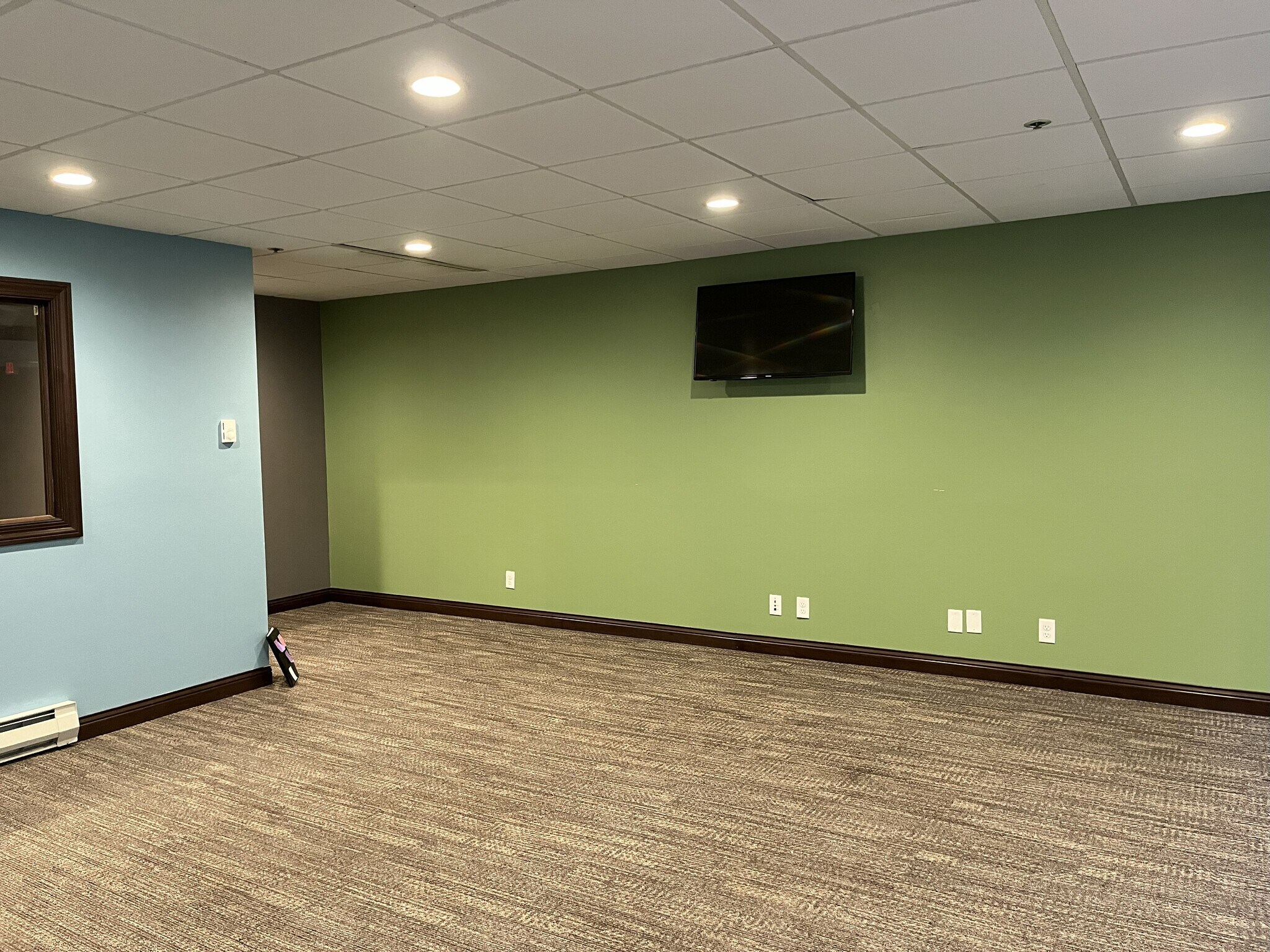 2727 N Grandview Blvd, Waukesha, WI to rent Interior Photo- Image 1 of 4