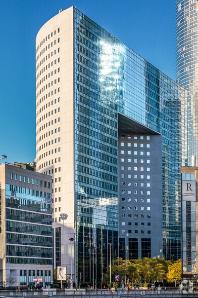 Cours Valmy, Puteaux to rent - Building Photo - Image 1 of 17