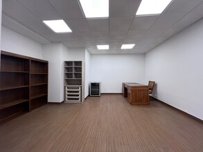 Retail in Madrid, Madrid to rent Interior Photo- Image 2 of 4