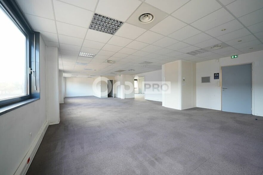 6 Rue De Bretagne, Saint-Quentin-Fallavier to rent - Interior Photo - Image 2 of 12