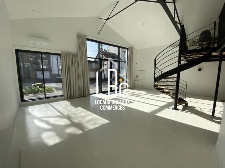 Retail in Nantes to rent - Interior Photo - Image 1 of 21