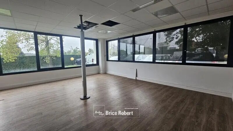 Office in Bron to rent Interior Photo- Image 1 of 13